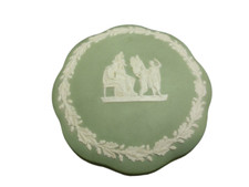 Wedgwood Jasperware Muschelschachtel ⌀12.5 cm „Jungfrauen mit Engel“ (1972)