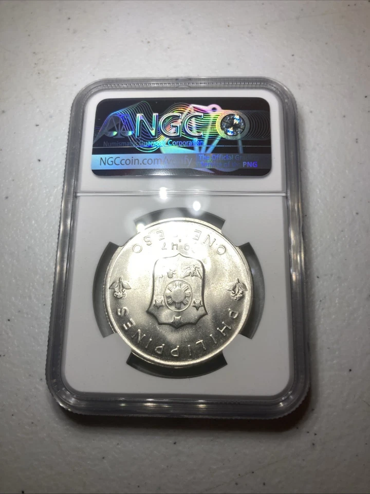 Philippines 1 Peso 1947 S NGC MS64 General Douglas MacArthur Silver Coin - Image 2 of 2