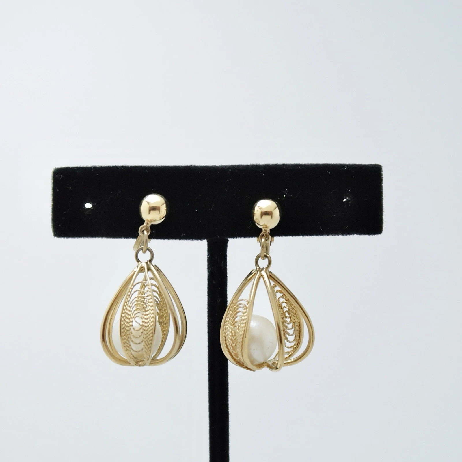 TRIFARI Faux Pearl Globe Dangle Gold Tone Vintage Clip On Earring Jewelry E109