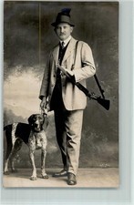 39153725 - Atelierfoto Jaeger Gewehr Jagdhund Gamsbart am Hut 1920