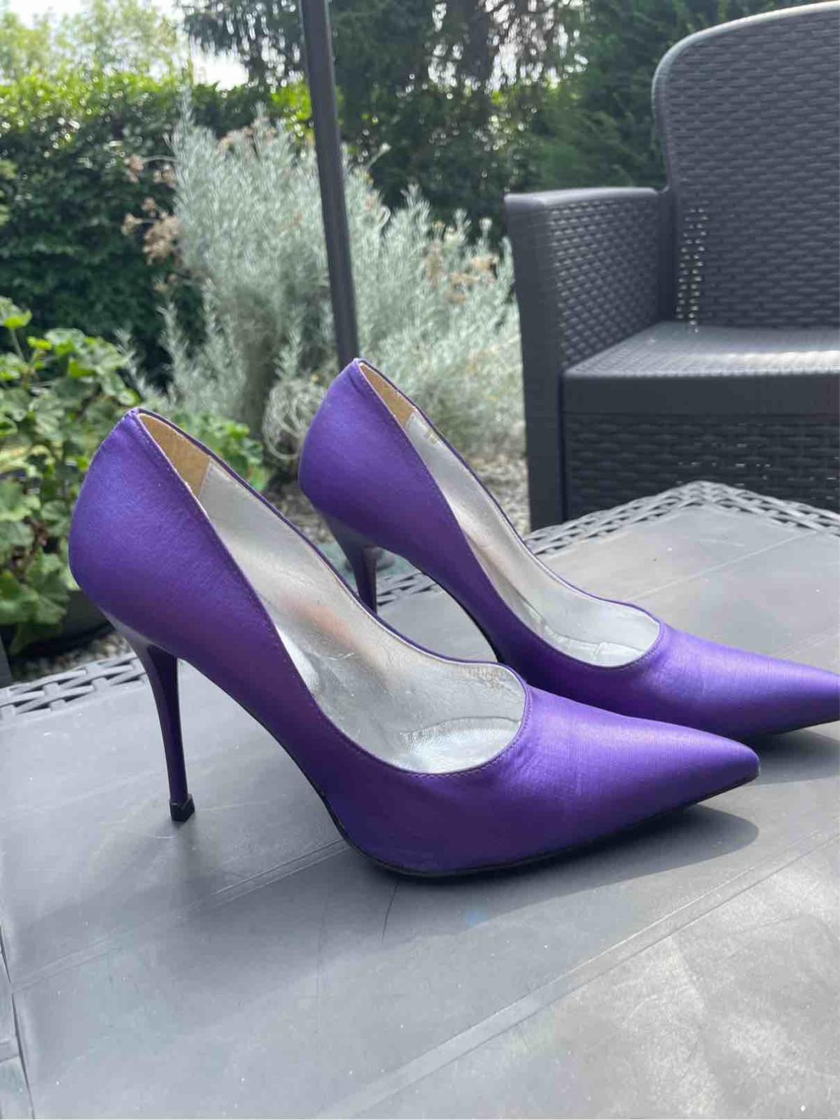 Vendesi scarpe da donna con tacco altezza cm. 10 colore viola/lilla.
