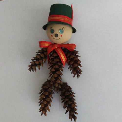 Handmade Pinecone Buddie Matt with Hat and Bow Wall Decor Gift Home Accents - 第 1/8 張圖片