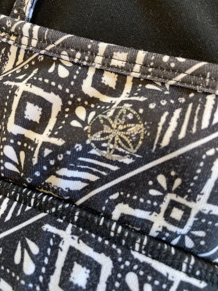 Sujetador deportivo mediano para mujer Gaiam corredor espalda tirantes soporte yoga blanco y negro Foto 3 de 4