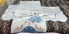 Vtg  SOUTHERN BELLE Embodied Floral  Pillowcase & Matching Table Runner Set