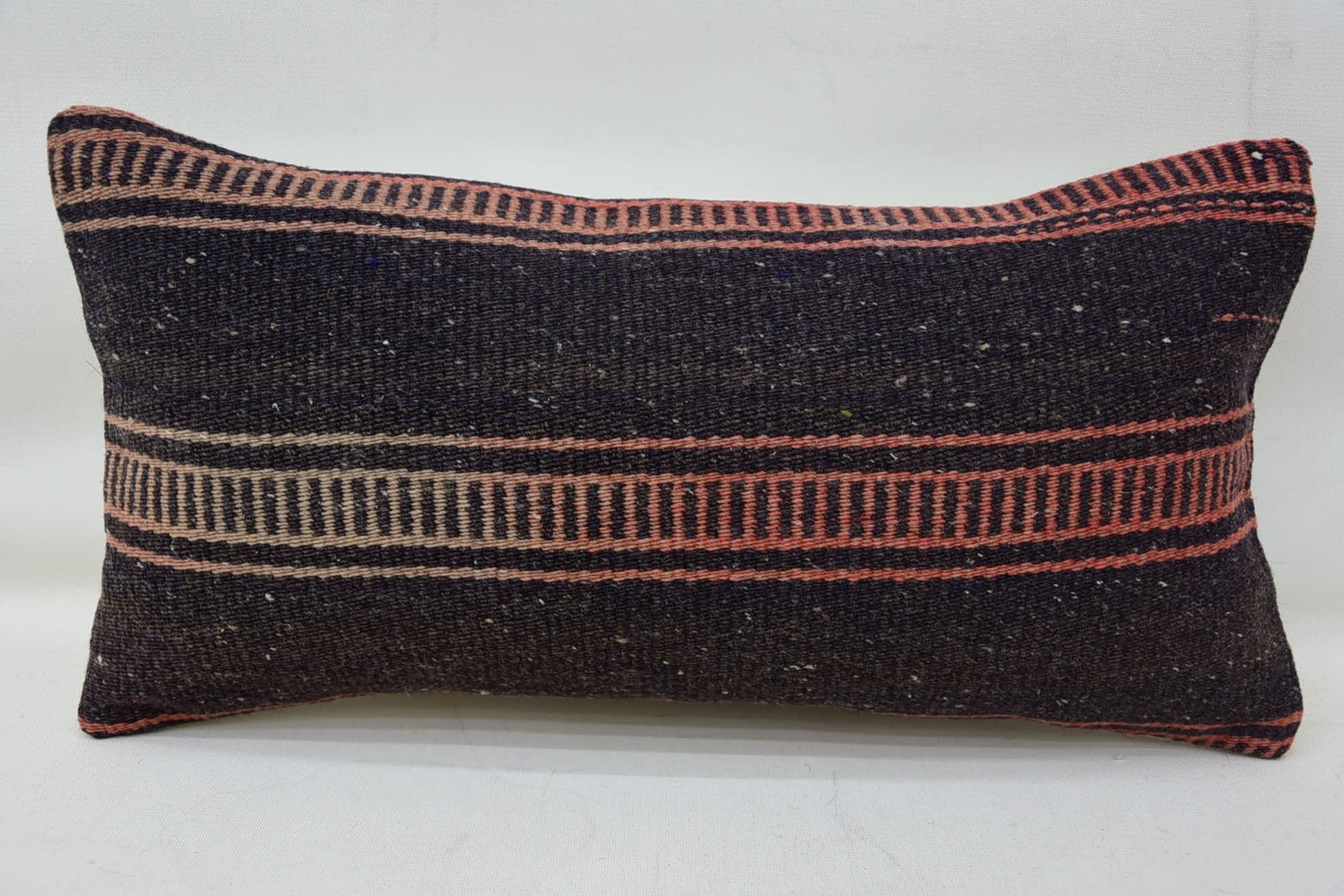 Almohada marrón 8