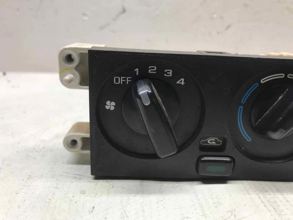 Calefacción aire acondicionado control temperatura Nissan Sentra sedán 4 puertas transmisión automática 1998 1999 Foto 2 de 4