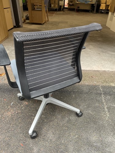 Set 4 x Steelcase Think V1 Mesh Back Visitor Meeting Swivel Chair/Breakout Chair - Picture 3 of 5