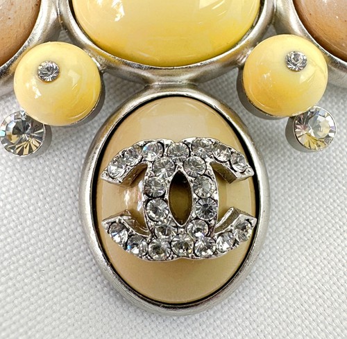 NUOVO CHANEL Spilla Ciondolo Croce di Malta Giallo Marrone Argento Strass CC - Foto 6 di 12