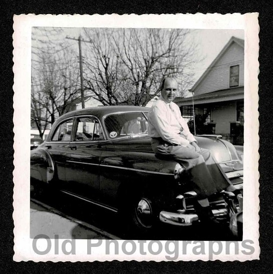 CHEVY STYLELINE DELUXE 4 DOOR SEDAN CLASSIC CAR  MAN OLD/VINTAGE PHOTO- H357