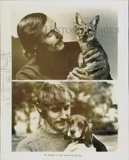 1977 Press Photo Doctor Michael V. Fox with kit fox - lra10957
