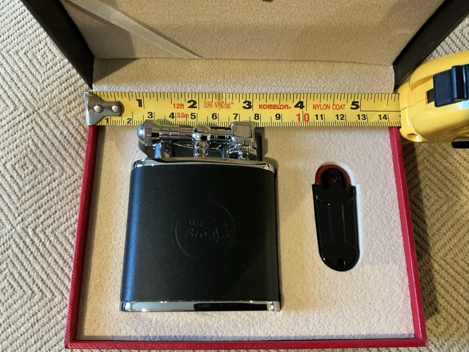 Mrs. Brog Encendedor Butano Doble Antorcha Cuero Negro con Caja y Pedernal — Grande Foto 2 de 4