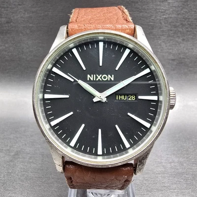 Reloj Nixon Sentry Hombre 42mm Esfera Negra Tono Plateado Día Fecha Redondo Batería Nueva - Imagen 1 de 4