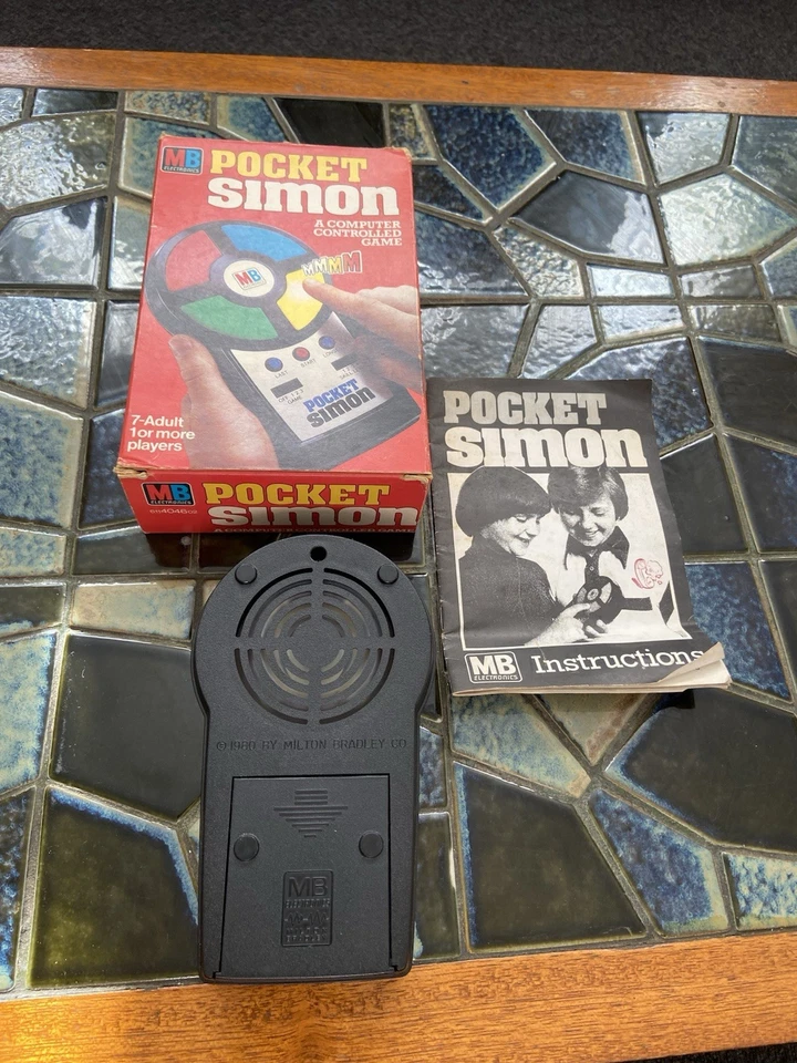 MILTON BRADLEY ELECTRONICS POCKET SIMON A COMPUTER CONTROLLED GAME 1980 VINTAGE - Image 3 of 4
