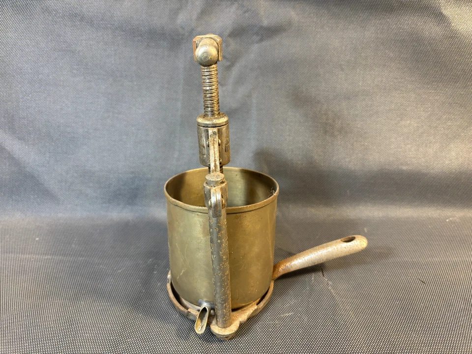 Ancien petit presse fruit ou viande de table en métal breveté SGDG début 20ème - Photo 2/4