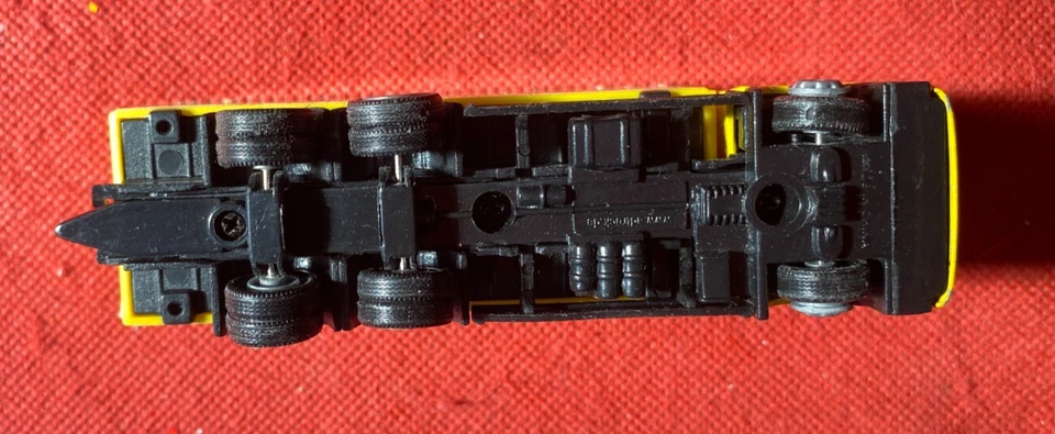 Modellino Camion Truck DHL EXPRESS & LOGISTICS Giallo - Immagine 3 di 3