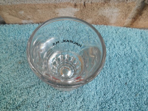 COLLECTION OF 2 CANADA TRAVEL SOUVENIR SHOT GLASSES - Picture 3 of 13