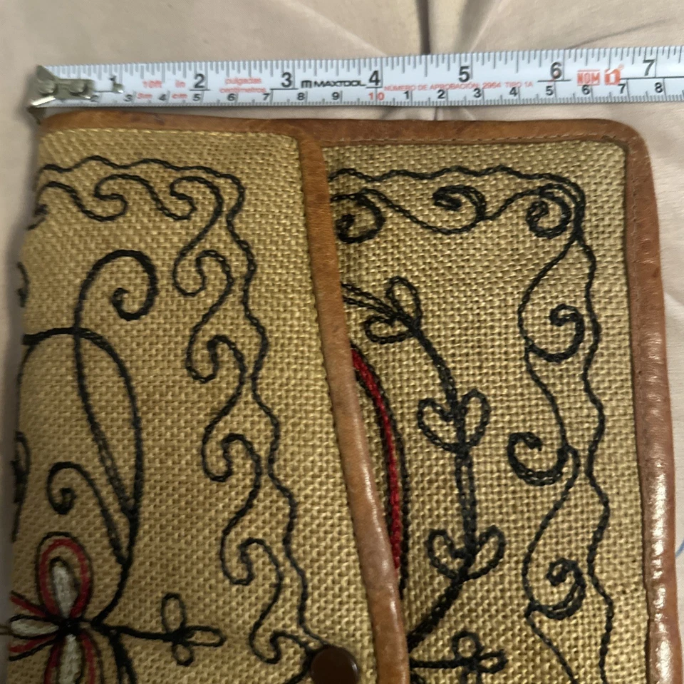 Cartera clutch hecha a mano de yute bordado Foto 4 de 4