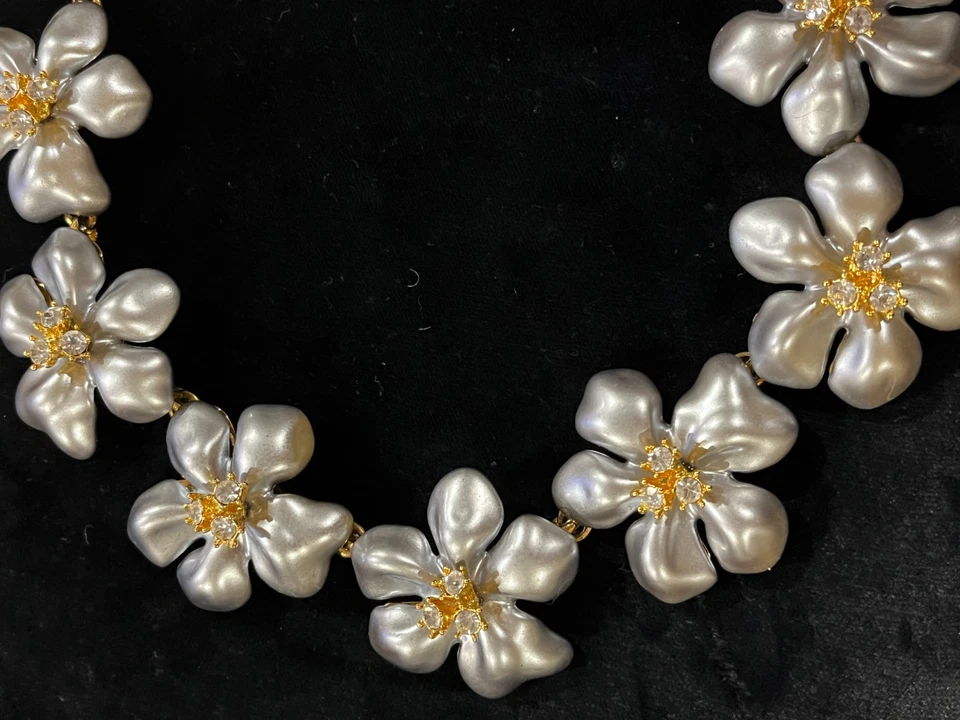 Collar Firmado Kenneth Jay Lane KJL Gris Perla Oro Cristal Flor NUEVO 18" Foto 4 de 4