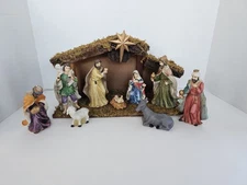 Vtg Christmas Nativity Set W/ 9 Porcelain Figures Creche Real Wood Manger Stable