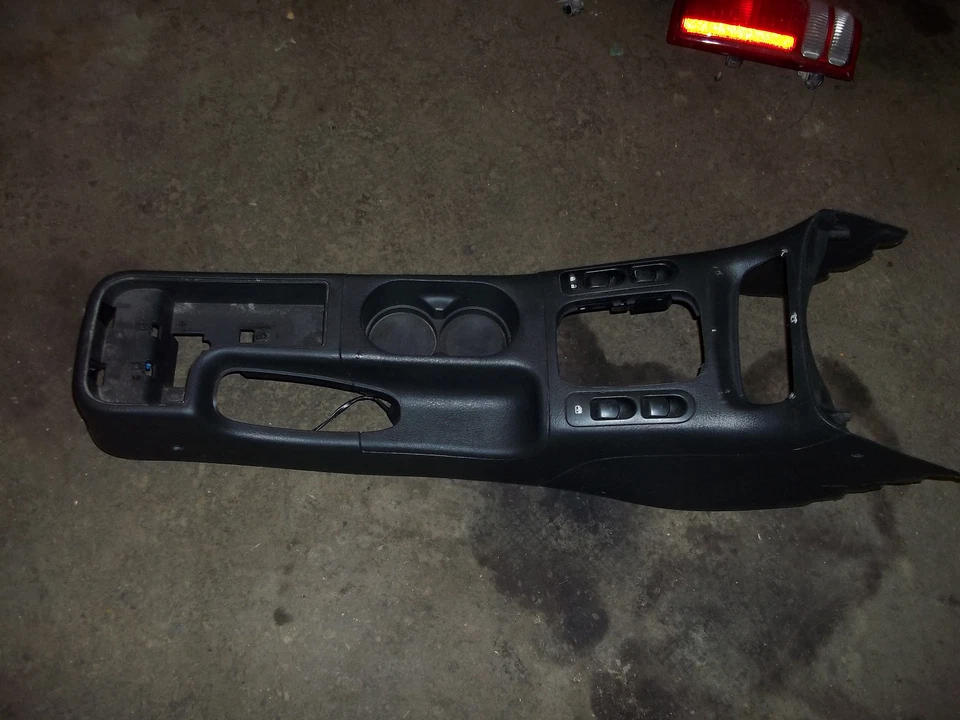 2000 2001 2002 2003 2004 2005 SATURN L300 CENTER CONSOLE GRAY W/ WINDOW SWITCH - Image 2 of 4