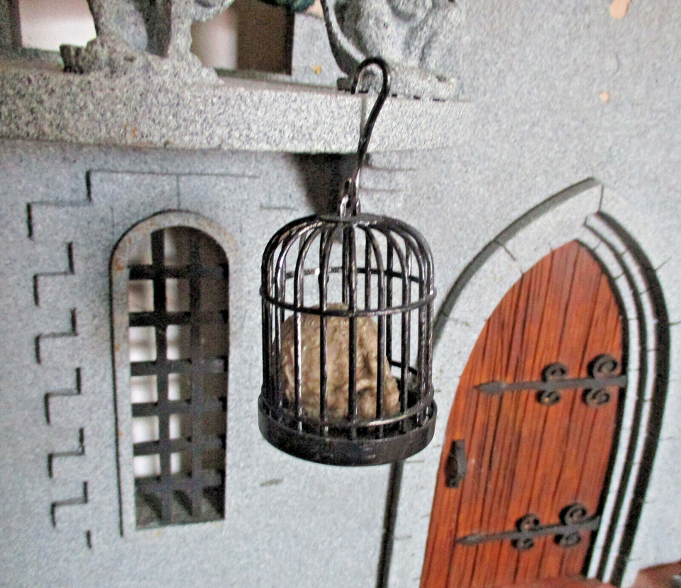 SEVERED HEAD in gibbet cage Tudor medieval doll house castle gothic