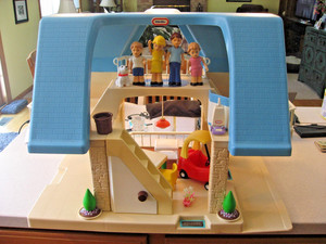 Vintage 1989 Little Tikes Large Blue Roof 2 Story Doll House w/Accessories