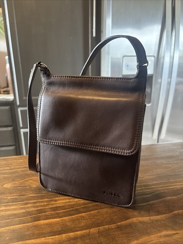 Brown Leather Fossil Shoulder Bag. Small, Excellent Condition Really cute!!