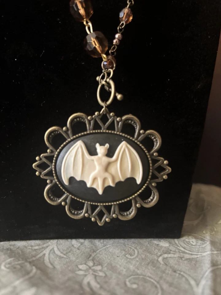 Pingente de morcego camafeu artístico exclusivo exclusivo colar de contas Nevermore Vibes - Imagem 4 de 4