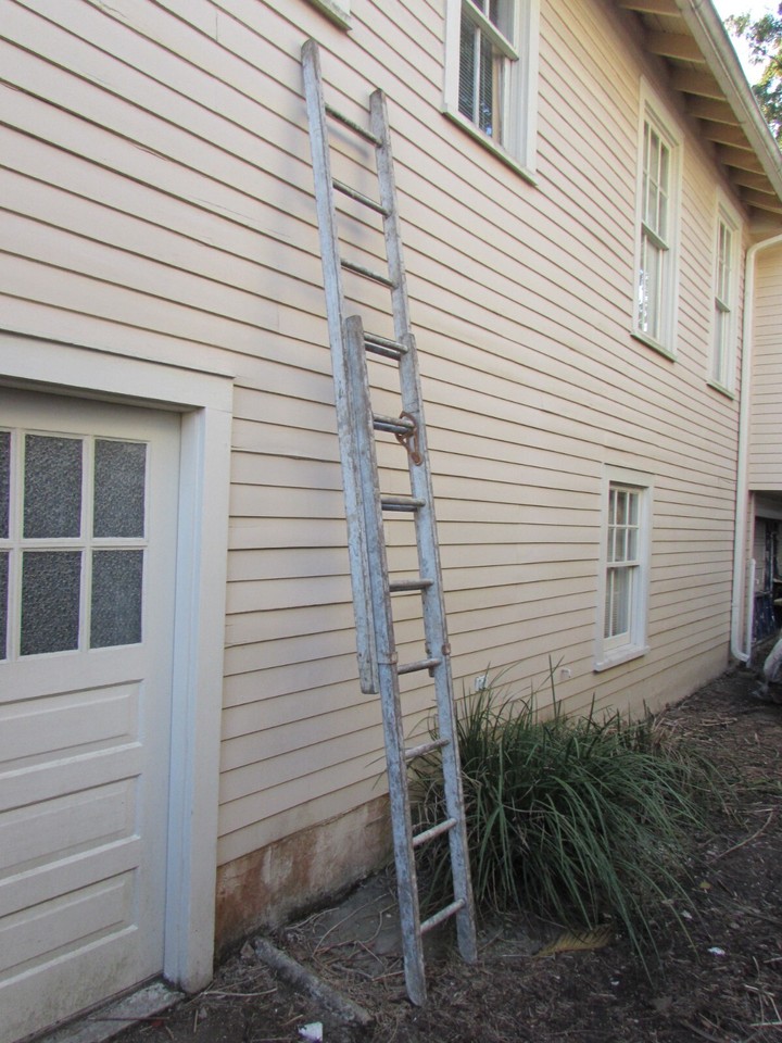 VINTAGE WOODEN ROUND RUNG EXTENSION LADDER - RARE | eBay