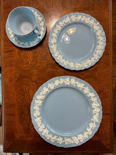 Wedgewood China Queensware Shell and Plain Edge Dinnerware Set