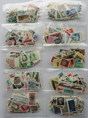 Lot mit 100 Stück Briefmarken DDR ''Wundertüte''