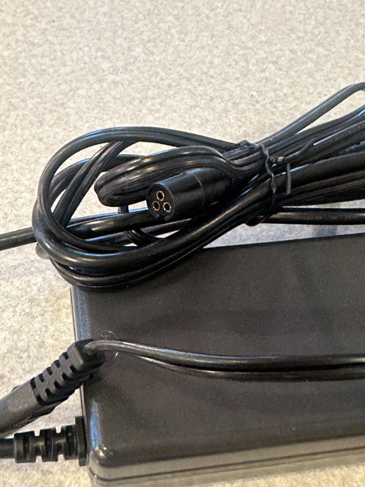 Adaptadores de energia universais para laptop LUXA2 DC 18V-20V 90Watts 11 acessórios - Imagem 3 de 4