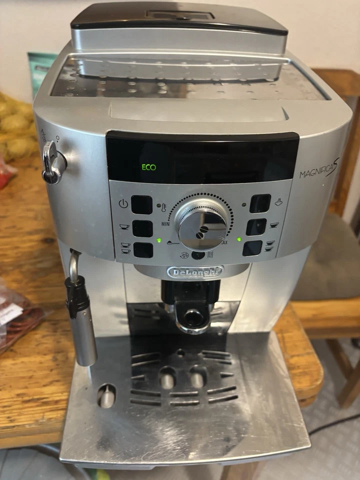 DeLonghi Magnifica S ECAM 22.110.SB, Foto 1 von 5