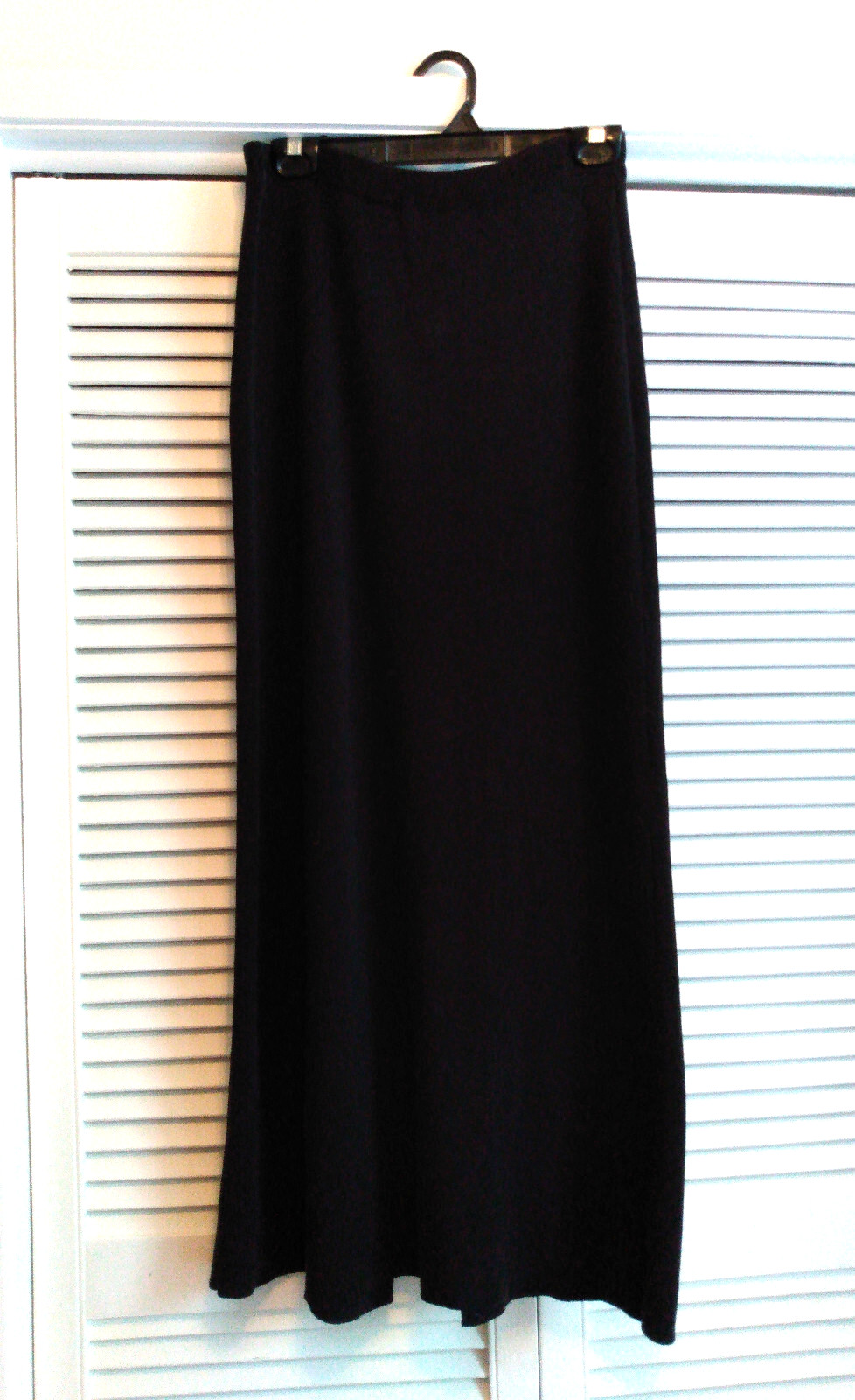 PLAIN BLACK LONG SKIRT, SLINKY w STRETCH WAIST. HOLT RENFREW SZ 8-10. NWOT