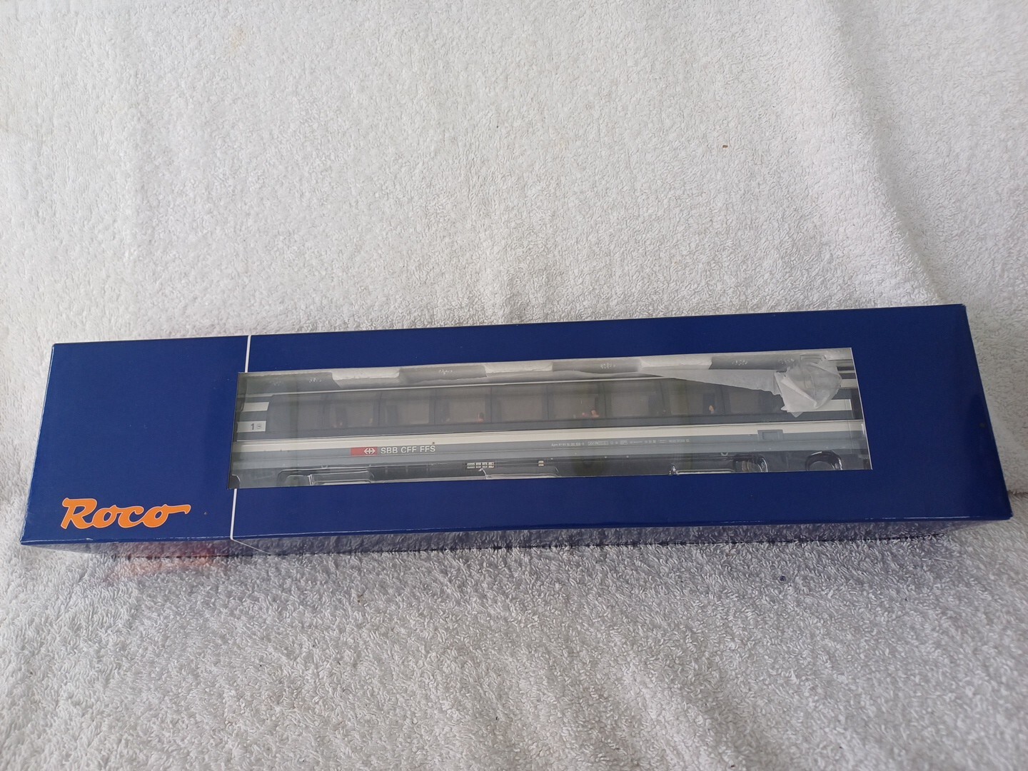 ROCO HO 44768 HO SBB 1 Kl Observation Coach With Passenger Figures