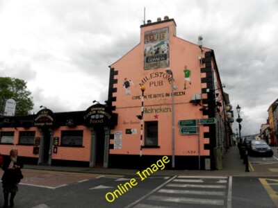 Foto 6x4 Milestone Pub, Manorhamilton Cluainin Es befindet sich am Mais c2014