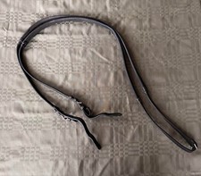 Rênes caoutchouc noir 16 mm de large texturé avec fermetures argentées extrémités cuir 54" de long