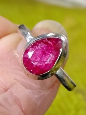 R719 Sterling Silber 925 Birnenform Rubin Ringgröße 7 facettierter Rubin Zargenfassung