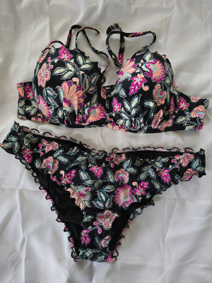 Beautiful Sexy ''Shade & Shore'' Bikini