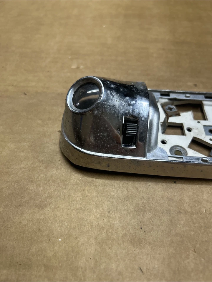 Ford F-150 F-250 F-350 Bronco 1980-1996 luz domo cromada OEM sin lente Foto 3 de 4