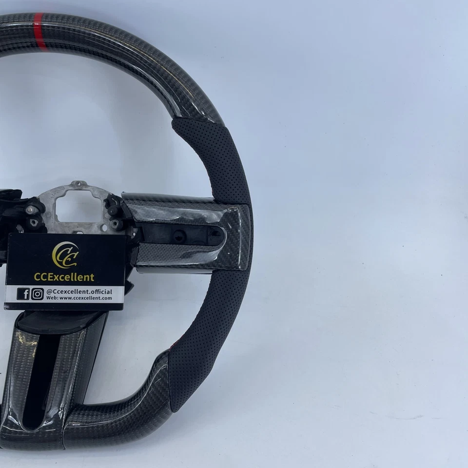 Volante de fibra de carbono real para Mustang 2005-2009 GT Ford con costuras rojas Foto 2 de 4
