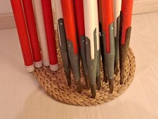 11 Vermessungsst&auml;be, rot-wei&szlig;, aus Metall mit Kunstoffmantel und Metallspitze