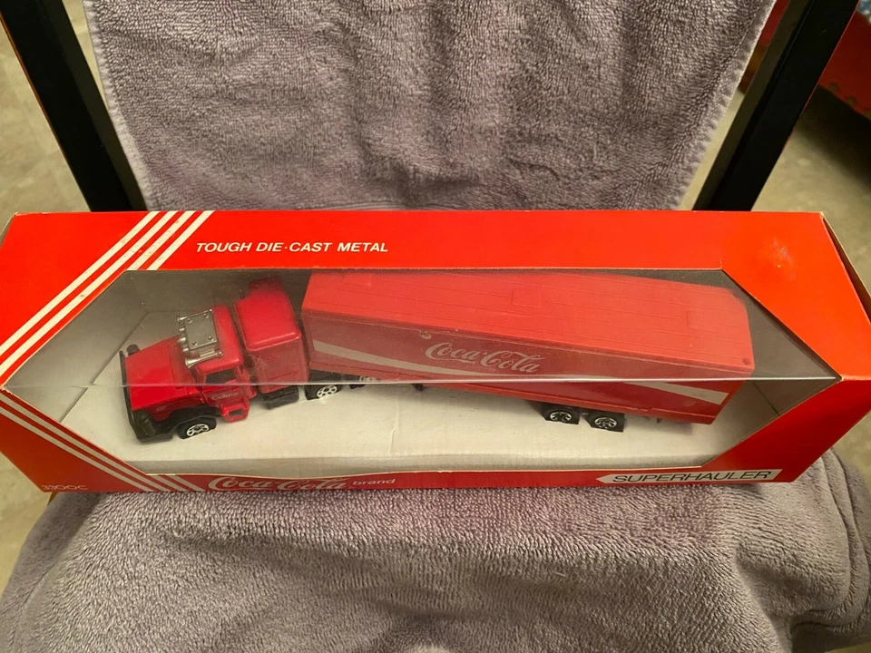 Corgi Coca-Cola Promo Tractor Trailer Truck #3300C Back doors open & close - Image 2 of 4