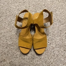 Crown Vintage Women’s Size 9 Leather Gold Block Heel Sandals 
