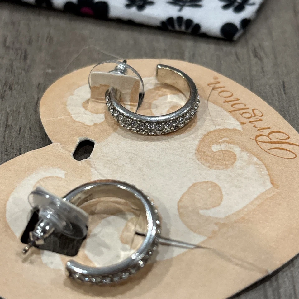 Aros Brighton tono plata con pedrería transparente  Foto 2 de 4