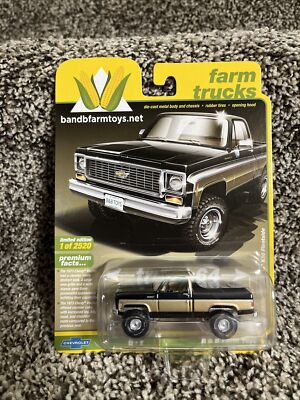 2022 AUTO WORLD 1:64 B&B Black & Gold 1973 Chevy Cheyenne K10 Truck NEW