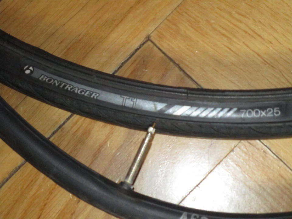 2 Drahtreifen "BONTRAGER T 1", 28 Zoll/25mm+Schläuche, wenig gebraucht, ABHOLUNG