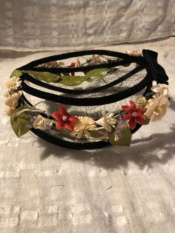 1940/50s Woman's Har - Mesh & Flowers on Velvet Frame - Airy and Elegant! - Image 4 of 4