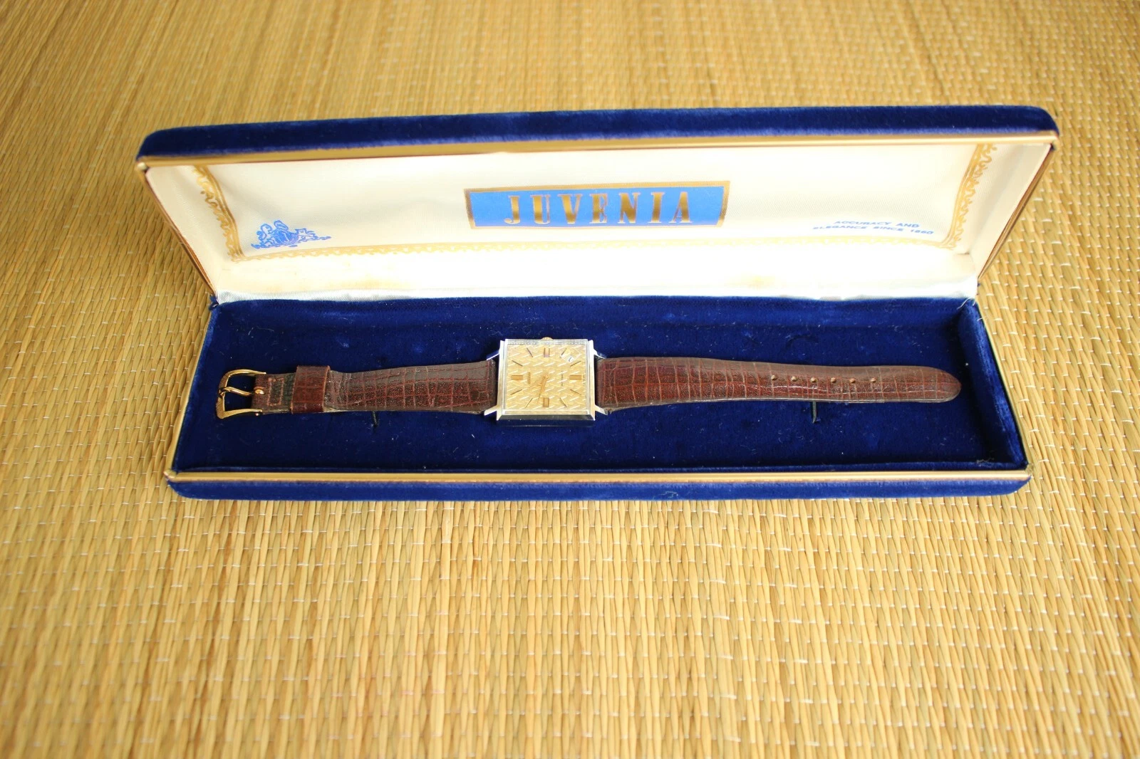 Zenith — #1 VINTAGE JUVENIA GOLD GUILLOCHE DATE DIAL CHESTNUT CROCO BAND AUTO WATCH + BOX