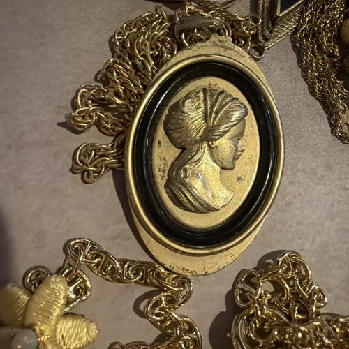 VTG 20 PC LOT  Gold Tone Costume Jewelry Heavy Wearable Some Signed A10-G